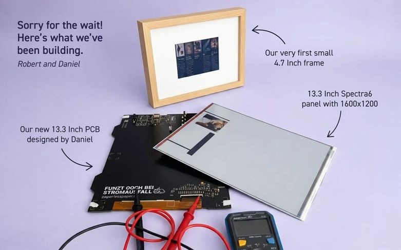 – OpenPaperL-Platine und Display liegen vor einem fertigen OpenPaper7, daneben ein Messgerät
