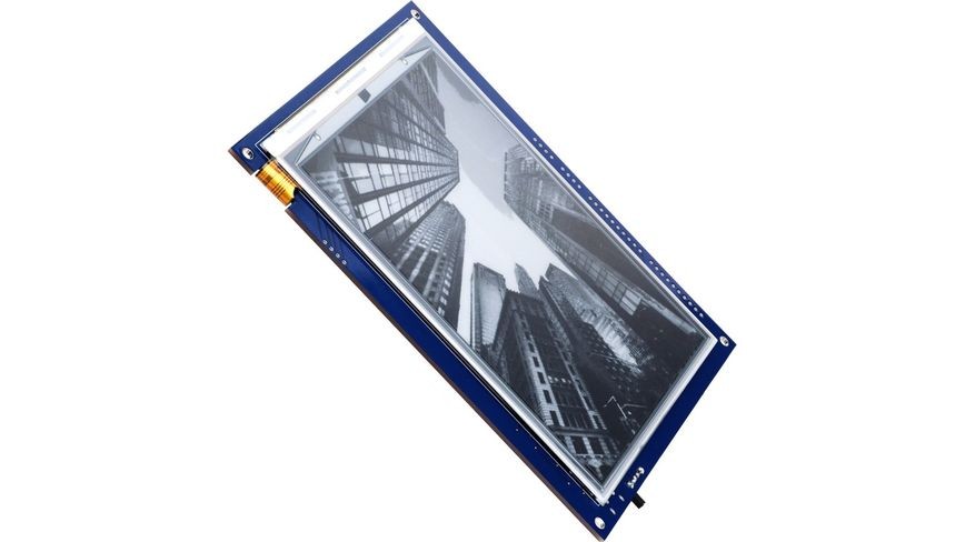 Inkplate 6 mit sichtbarer blauer Platine zeigt ein Schwarz-Weiß-Foto von Hochhäusern.