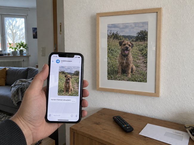  – Handy mit Telegram neben einem OpenPaper 13; beide zeigen dasselbe Hundefoto.