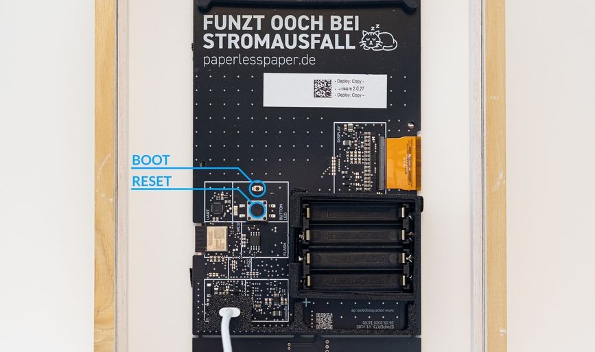 Der OpenPaper Bilderrahmen mit Kennzeichnung des Boot- und Reset-Buttons