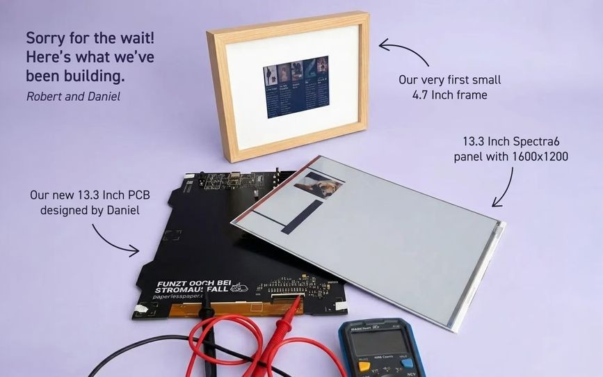 OpenPaperL-Platine und Display liegen vor einem fertigen OpenPaper7, daneben ein Messgerät