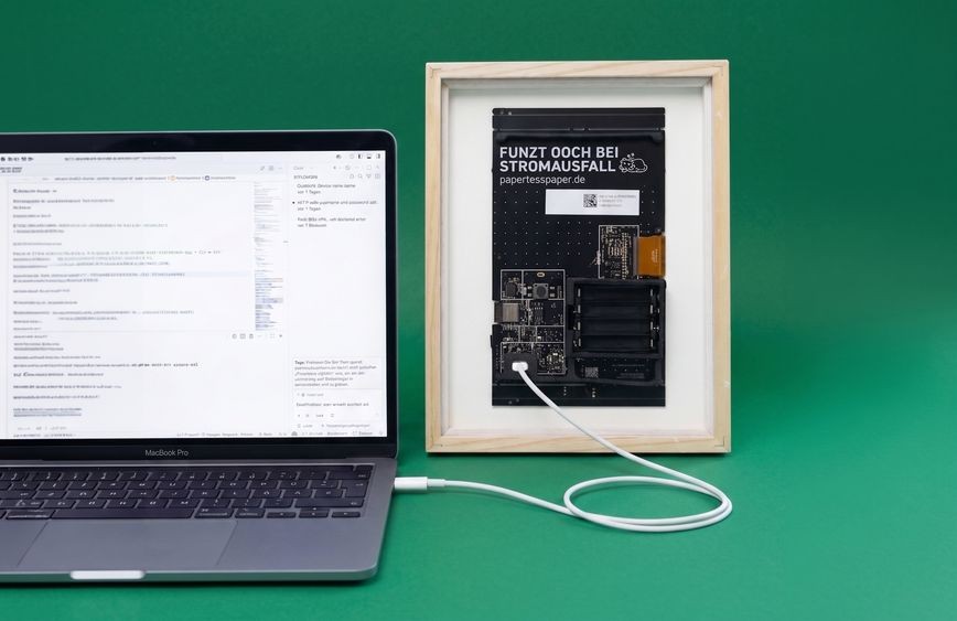 Ein OpenPaper7 - Bilderrahmen per USB verbunden mit einem Laptop